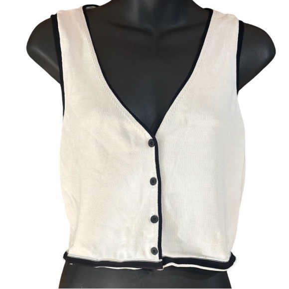 OAK + FORT Tops - Oak + Fort black trim white crop top, likely a sweater vest small women’s
